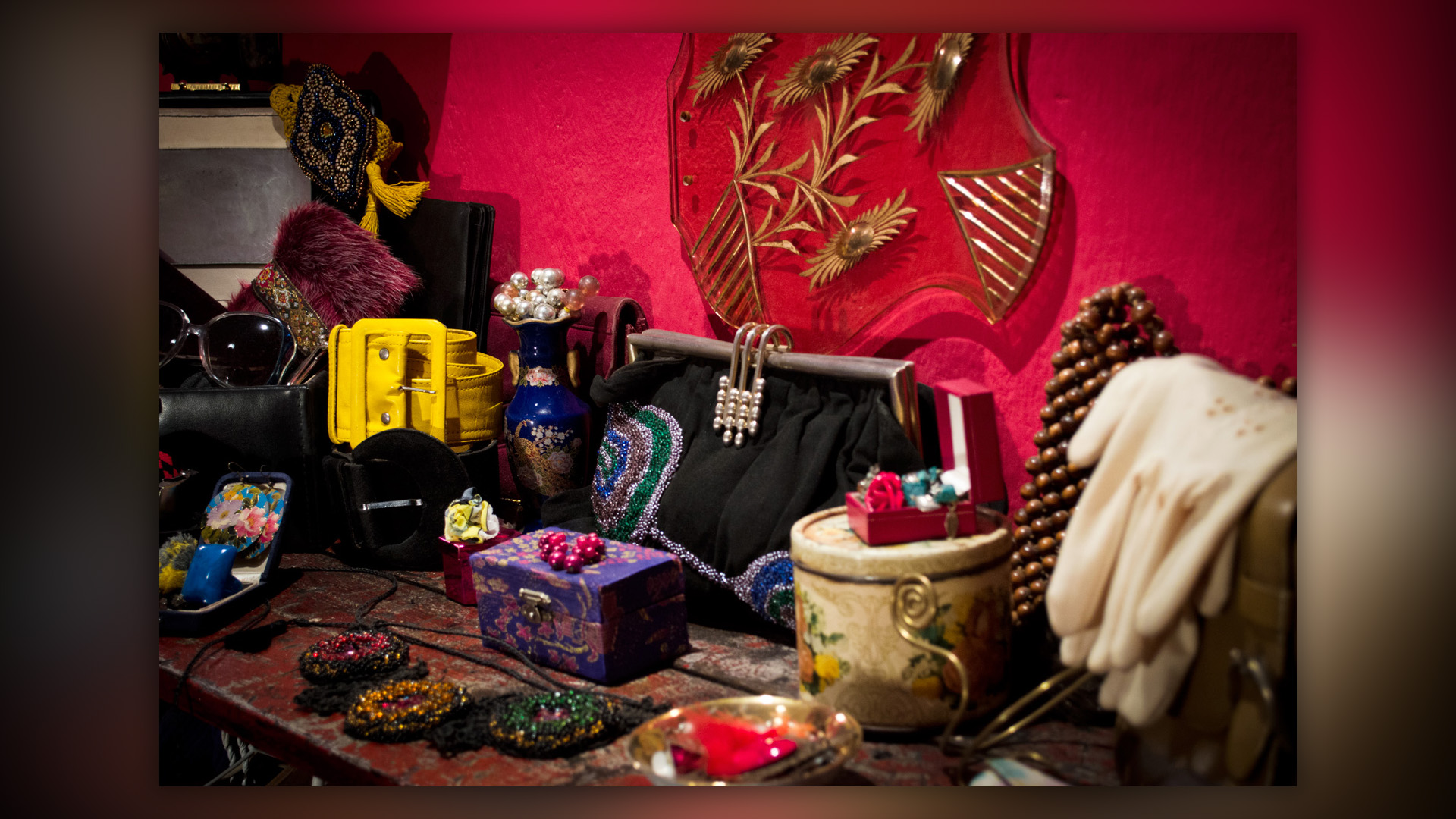 Fotograía de exhibidor de accesorios en el Hoyo del Conejo, taller SteamPunk - Experiencias Artísticas